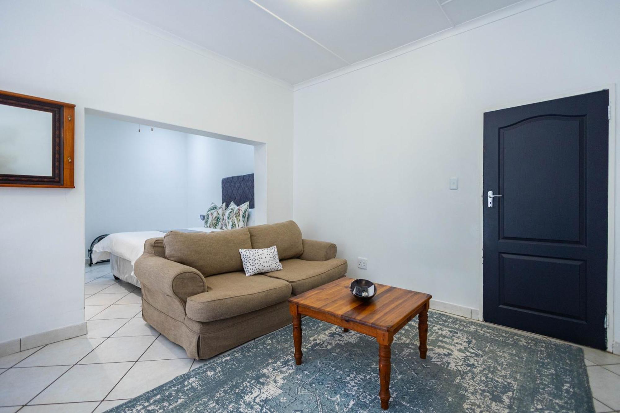 The Yellow Door Guesthouse Іст-Лондон Екстер'єр фото